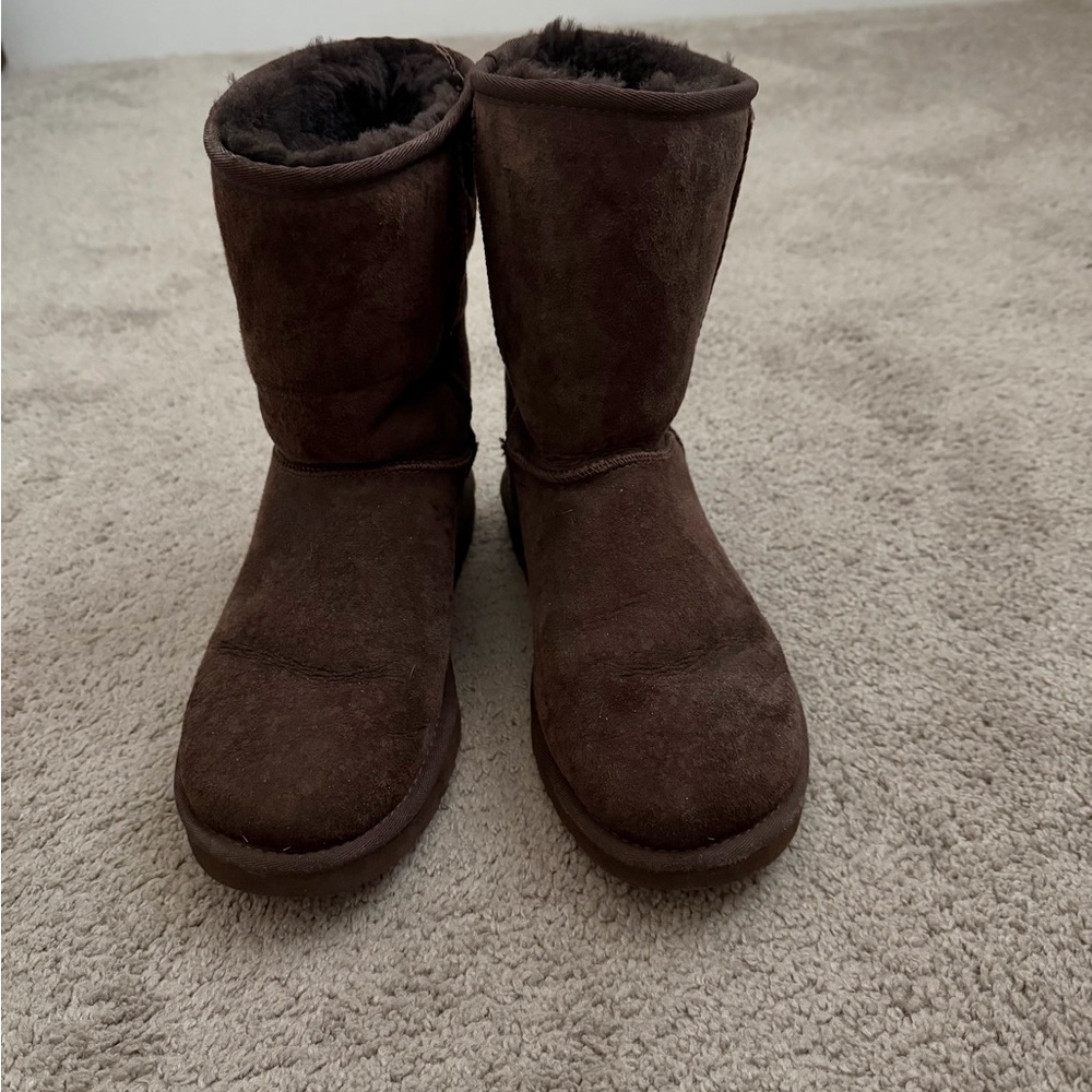 UGG Classic Short Boots – Size 7, Chocolate Brown Suede